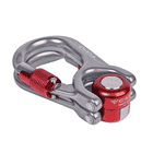 Nahaufnahme des Enigma 3Lock Double von CAMP, silberner Karabiner mit roten Schraubverschlüssen und drehbarem Mittelteil, auf weißem Hintergrund