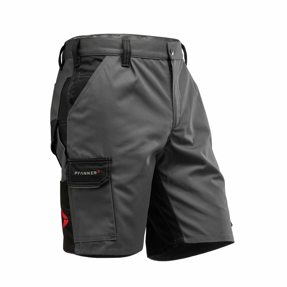 StretchZone Canvas Shorts von Pfanner in Grau mit schwarzem Einsatz an der Seite, sichtbare Gürtelschlaufen und eine seitliche Tasche mit Klappe und Pfanner-Logo.