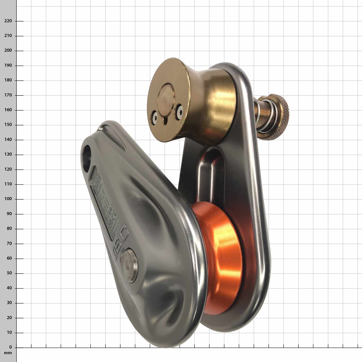 Small Rigging Pulley, schräge Ansicht mit orangefarbener Rolle, Messing-Rolle und silbernem Metallgehäuse, Produktname und Herstellerinformationen auf der Rückseite sichtbar