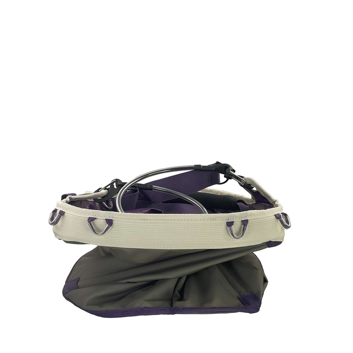 Genius Tool Bucket 2, graue Tasche mit lila Trägern und weißem Rand, von oben zusammengedrückt mit sichtbaren Metallringen am Rand