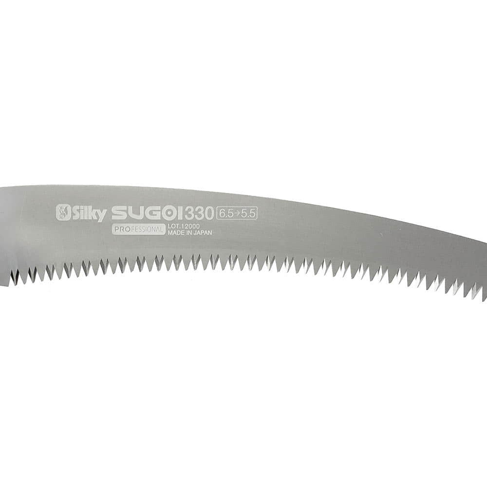 Nahaufnahme des gebogenen Sugoi 330-6.5-5.5 Sägeblatts von Silky mit sichtbaren Zähnen und aufgedrucktem Herstellerschriftzug und Modellnummer auf dem Metallblatt