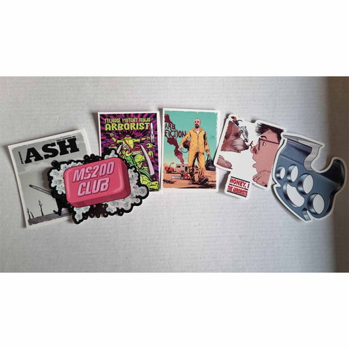 ARB Fiction Pack Vol. 5 Sticker mit sechs verschiedenen Motiven, darunter eine Person in gelbem Overall, ein Hund und ein Mensch, ein rosa Seifenstück mit der Aufschrift "MS200 CLUB", ein Metallgriff, ein Mann mit einer Kettensäge und Comicfiguren mit der