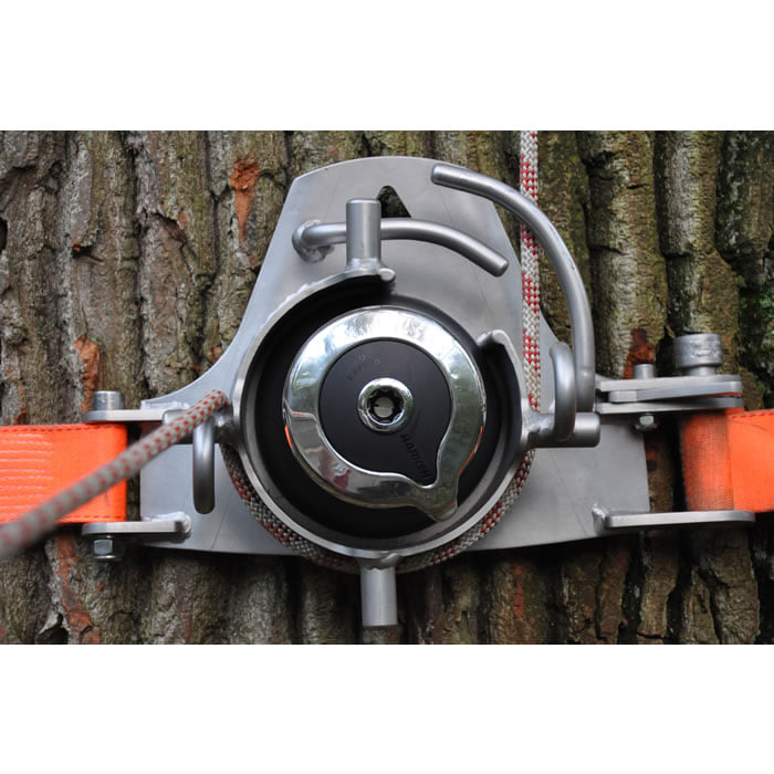 SmartWinch Winde montiert an einem Baum mit rotem Seil und orangenem Spanngurt