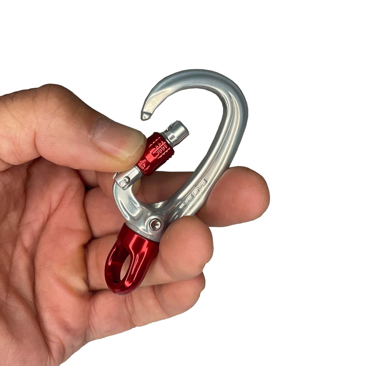XSRE Swivel Lock Karabinerhaken in Silber mit rotem Drehverschluss und rotem Drehwirbel, gehalten in einer Hand