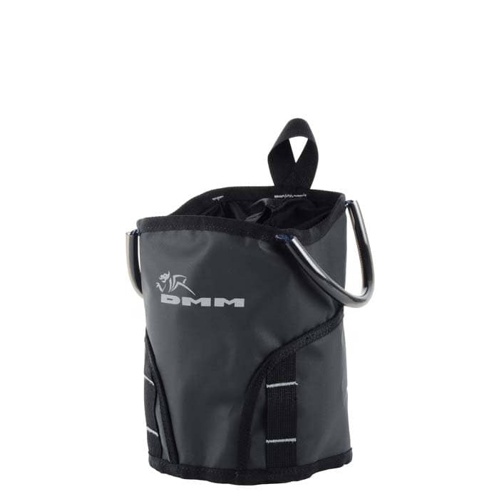 DMM Tool Bag 4, schwarzer Werkzeugbeutel mit silbernem DMM-Logo und zwei schwarzen Schlaufen seitlich, zwei Metallösen an den Seiten und einer schwarzen Schlaufe oben