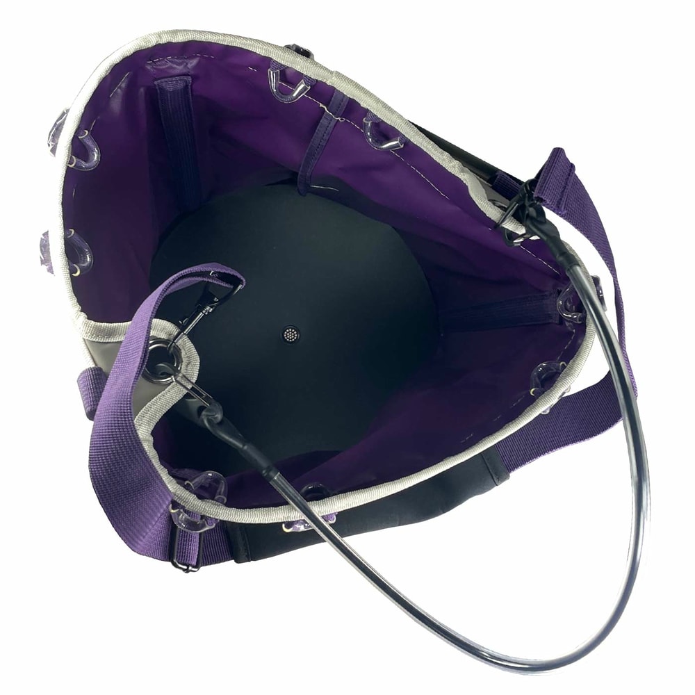 Genius Tool Bucket 2, Innenansicht der Tasche von oben mit lila Innenfutter, schwarzem Boden und Metallbügel, lila Träger außen sichtbar