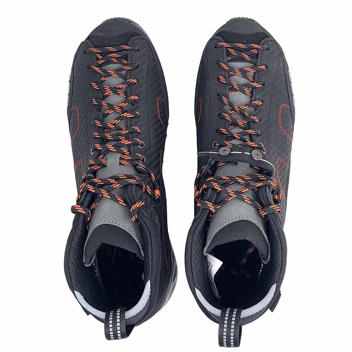 Neo schwarze Schuhe mit orange-schwarzen Schnürsenkeln und grauen Fersenlaschen von oben betrachtet