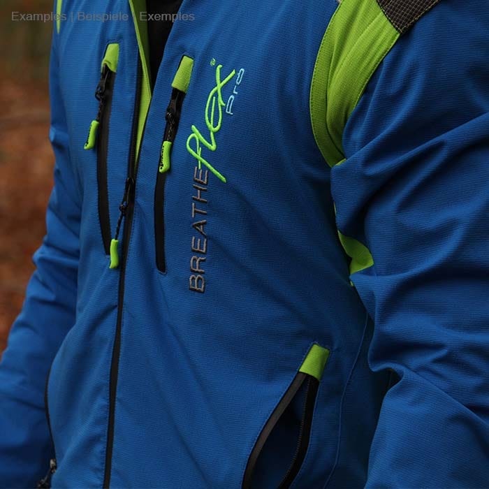 Nahaufnahme des Breatheflex Pro Jacket in blau mit grünen Akzenten, Reißverschlüsse und Schriftzug sichtbar, getragen von einer Person