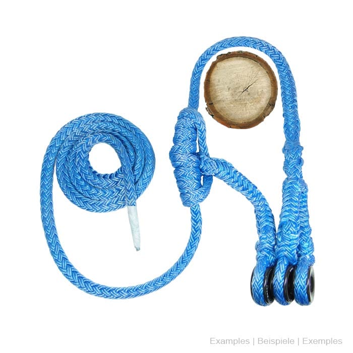 Rigging Ring M, drei schwarze Ringe an einem blauen Seil, das an einem Holzstück befestigt ist