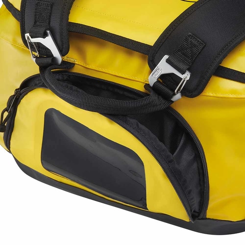 Detailansicht der schwarzen Tragegurte und eines seitlichen Reißverschlussfachs der gelben PETZL Duffel 85 Tasche
