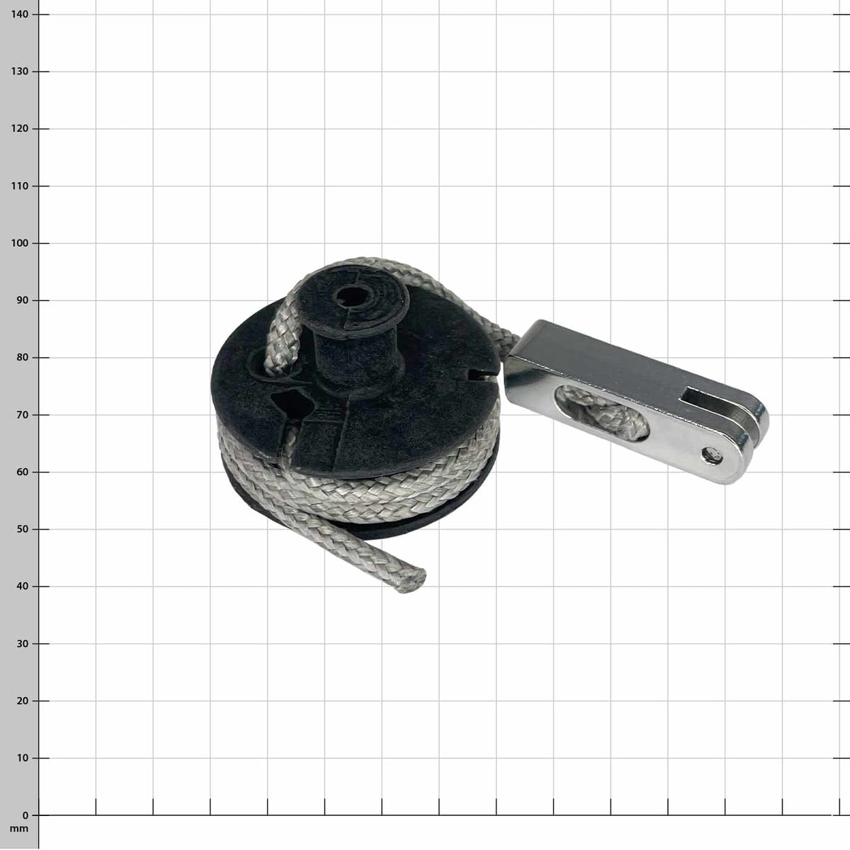 Helium Seilsystem Scherenkopf v2, schwarzer runder Kunststoffkörper mit grauem Seil, silbernem Metallteil und kariertem Hintergrund aus leicht schräger Perspektive
