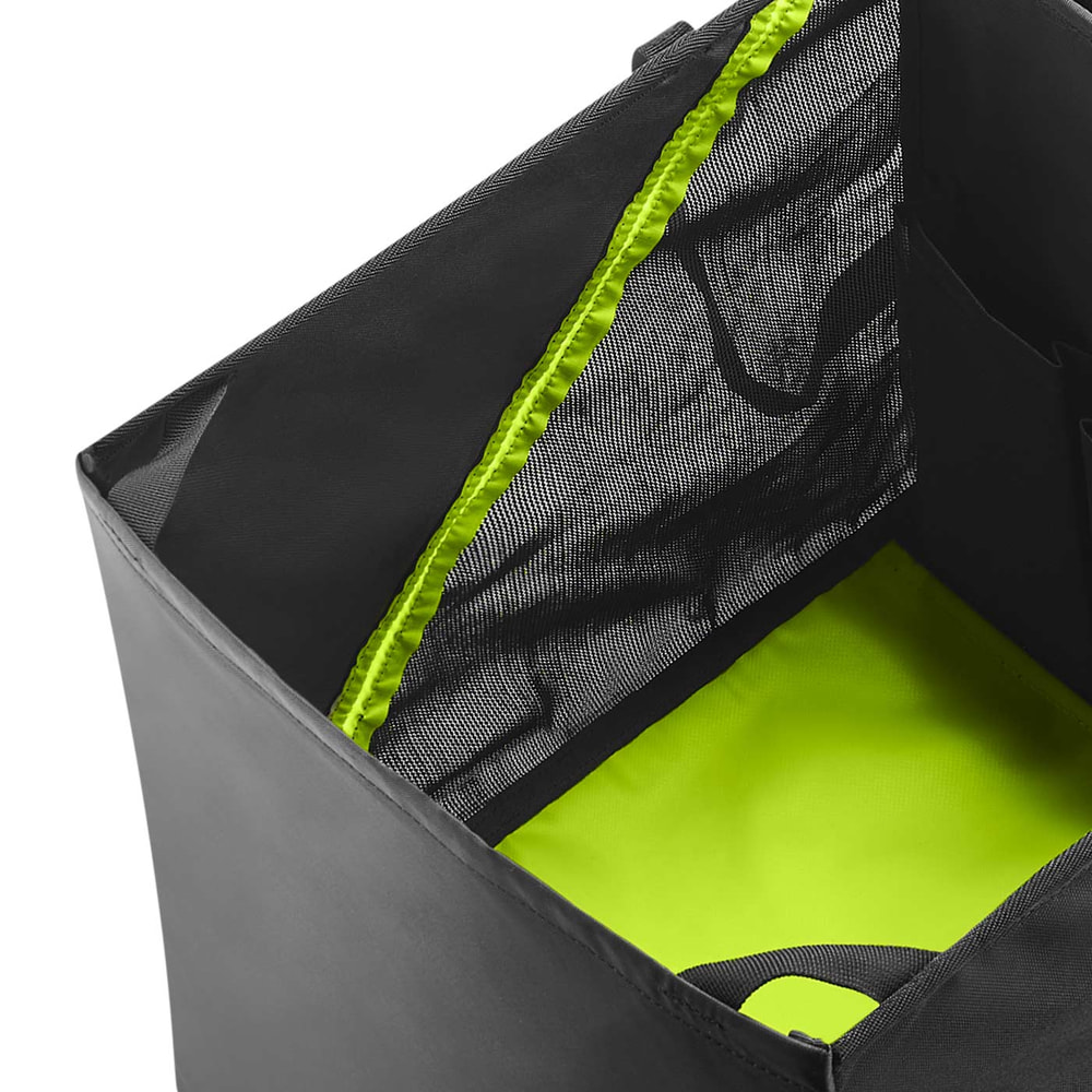 Nahaufnahme der Innenseite der schwarzen und grünen Tasche mit Netzstoff und grünen Akzenten