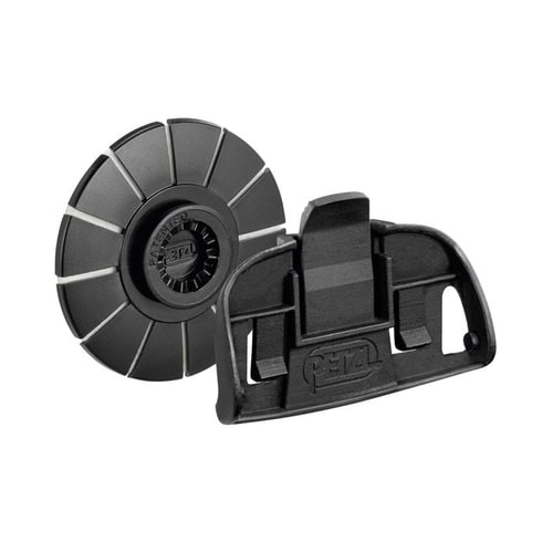 Tikka Kit Adapt von Petzl, zwei schwarze Kunststoffteile, eines rund mit Segmenten, das andere rechteckig mit Petzl-Logo