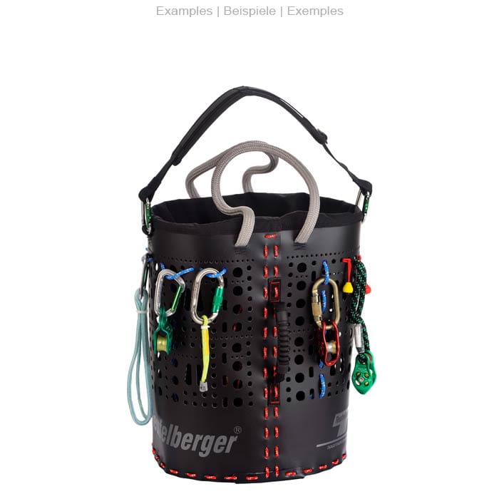 ropeBUCKET 50 schwarzer Eimer mit grauen Seilgriffen, roten Nähten und verschiedenen Karabinern sowie Kletterausrüstung an der Außenseite