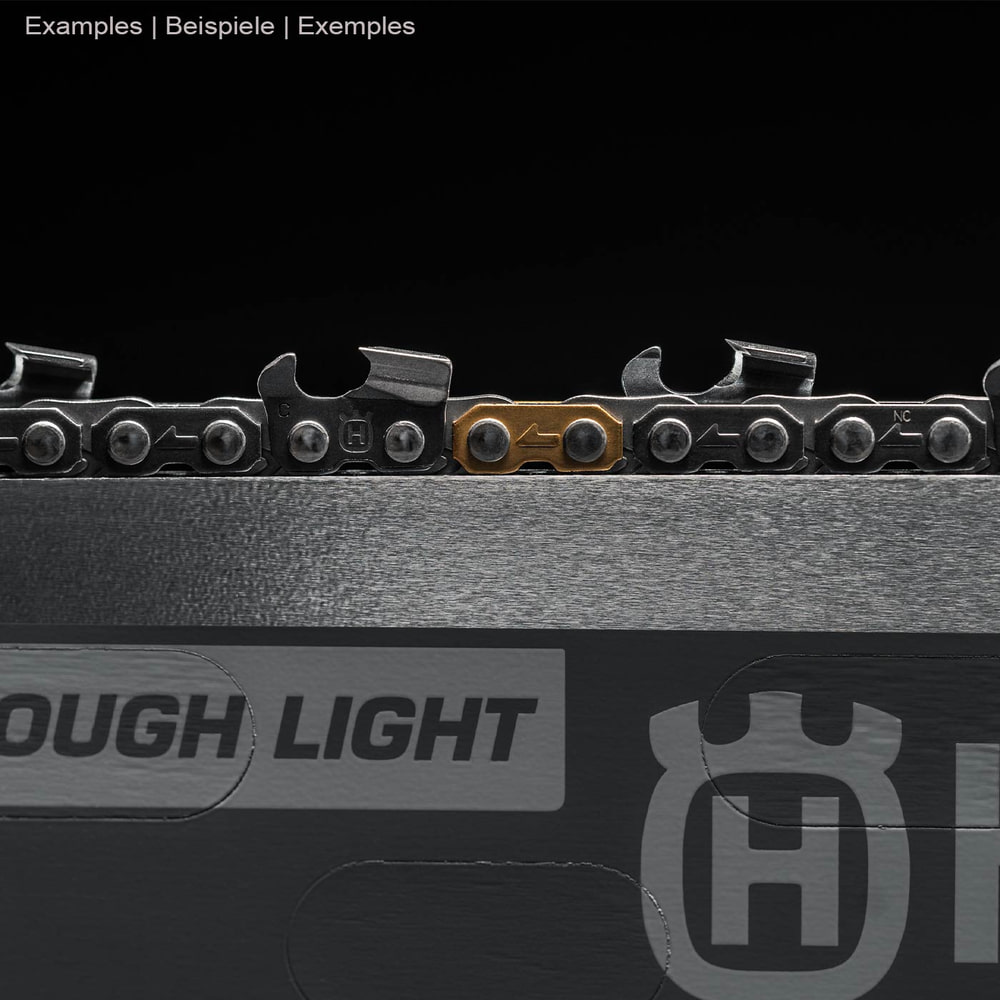 Nahaufnahme der Husqvarna X-Tough Light Schiene 36 / 3/8 mit Kettengliedern in Schwarz und Gold auf der Schiene mit grauem Hintergrund und Logo