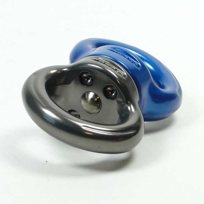 Axis Swivel S, Unterseite des drehbaren Verbindungspunkts mit Schrauben, blau und schwarz, auf weißem Hintergrund liegend