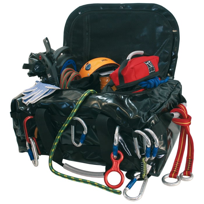 Multiuse Tasche in Schwarz geöffnet mit diversen Kletterausrüstungen wie Karabinern, Helm und Seilen darin