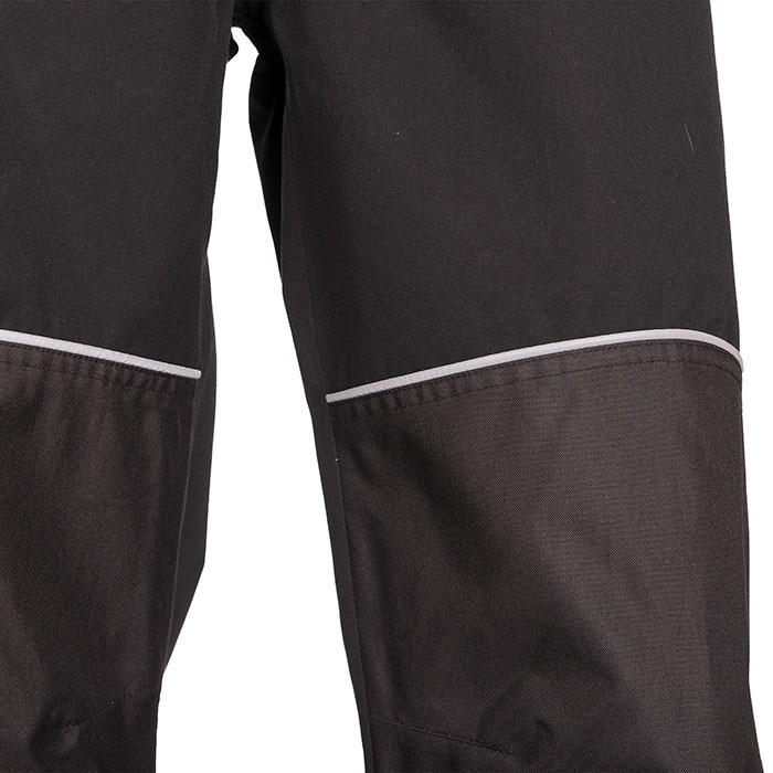 Nahaufnahme der Kniepartie der Keiu Regenhose mit grauen Einsätzen und reflektierenden Streifen