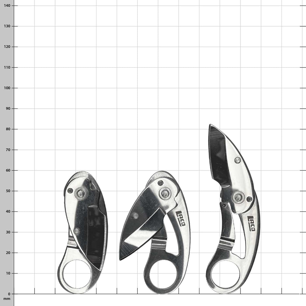 Drei Mini Knife Straight Cut Messer von Laco in unterschiedlichen Öffnungszuständen vor kariertem Hintergrund, das erste Messer ist geschlossen, das zweite halb geöffnet, das dritte vollständig geöffnet