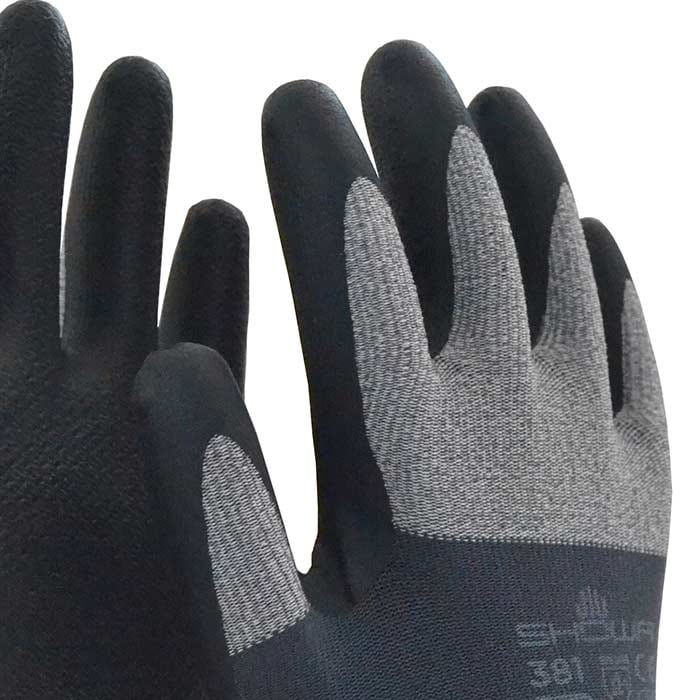 Nahaufnahme der Showa 381 Arbeitshandschuhe, Fokus auf den grauen Stoffrücken und den schwarzen Fingerspitzen mit sichtbarem Herstellername und Modellnummer.