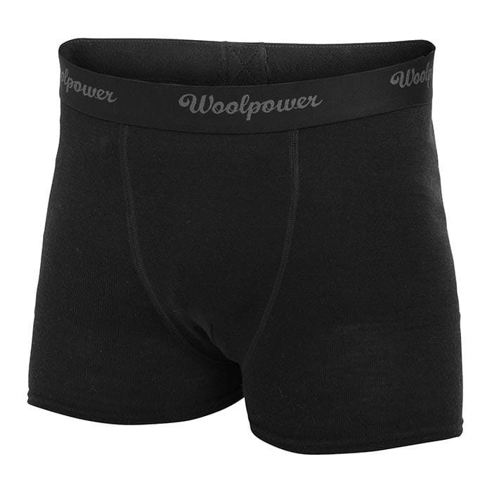 Boxer Lite von Woolpower, schwarze Boxershorts mit grauem Schriftzug auf dem Bund