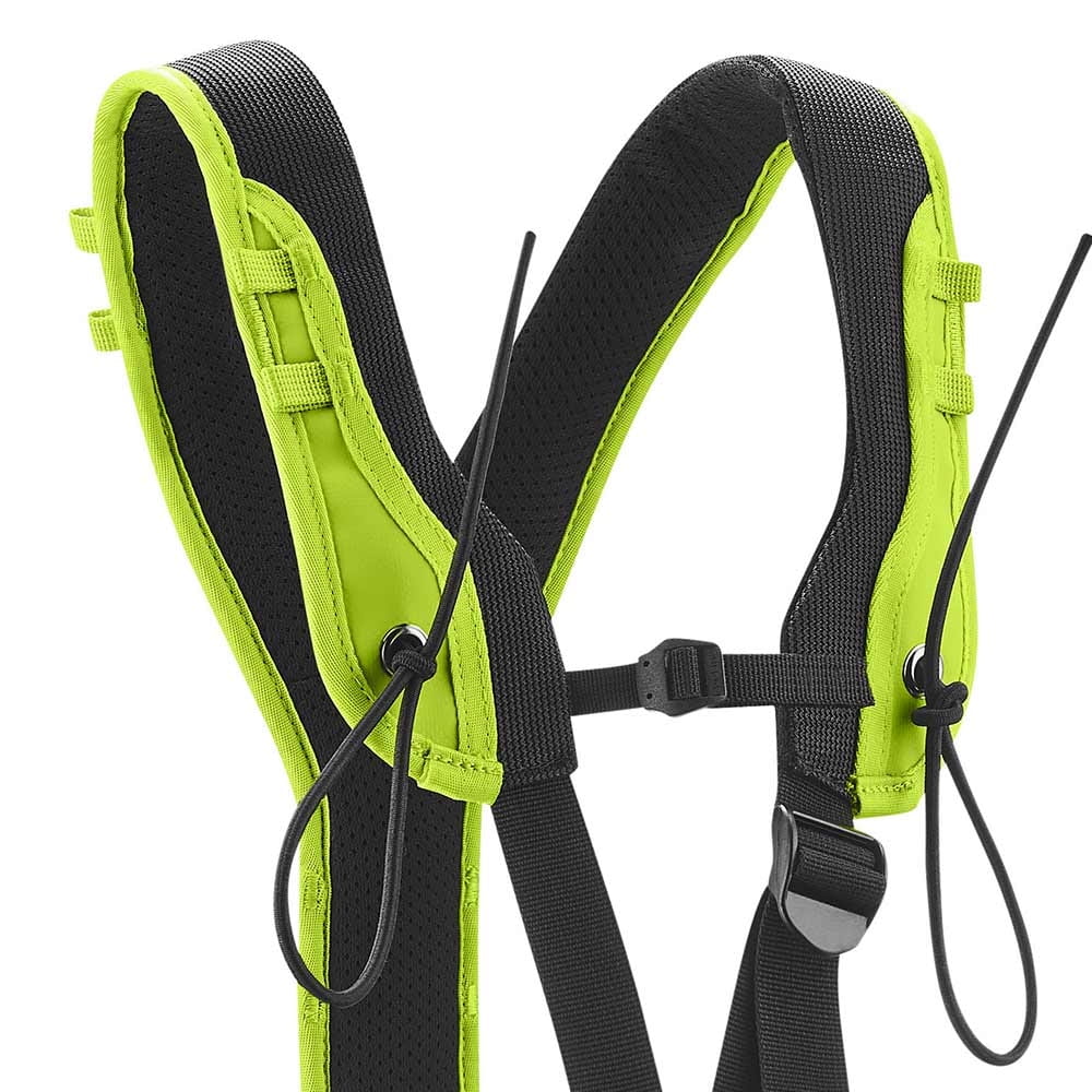 TreeRex Bungee Chest von Edelrid, Nahaufnahme der gepolsterten grünen und schwarzen Schulterriemen mit elastischen Bändern