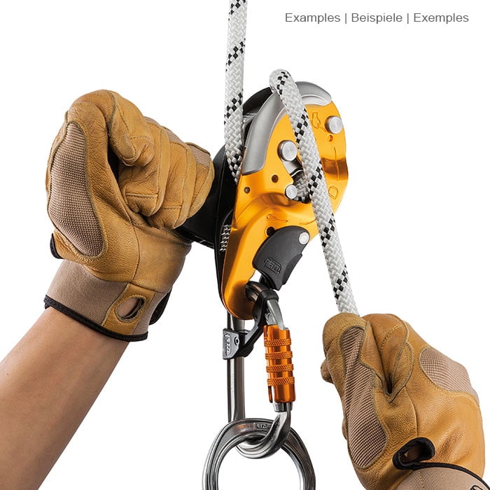 Hände mit braunen Arbeitshandschuhen bedienen das Klettergerät I'D S von Petzl mit weißem Seil und Karabiner