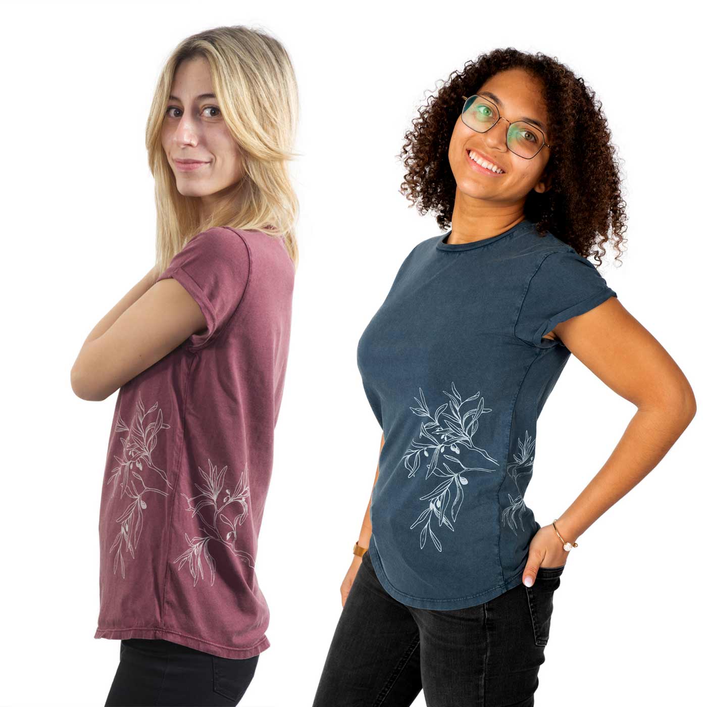 Zwei Frauen tragen T-Shirts mit dem Aufdruck "Olive Branch", eines in Bordeauxrot und eines in Dunkelblau, beide mit weißen Olivenzweig-Motiven an den Seiten.