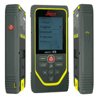 Leica Disto X6 Laser-Entfernungsmesser von vorne, links und rechts, Display zeigt Sprachauswahl, graues Gehäuse mit gelber Umrandung und roten und grauen Tasten, Hersteller Leica Geosystems