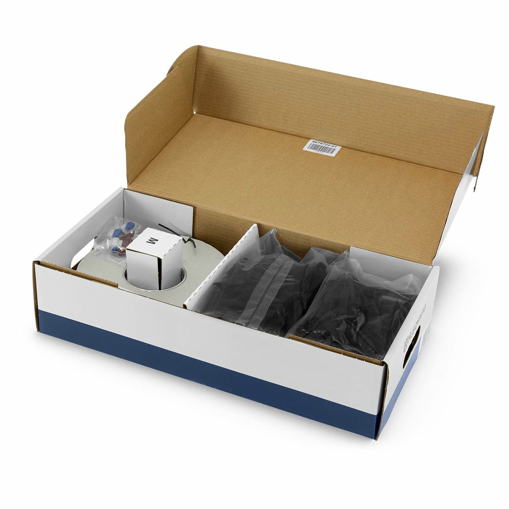 Offene Verpackung des Automower Installations-Kit M von Husqvarna mit sichtbaren Kabeln und Befestigungsmaterialien in Plastiktüten