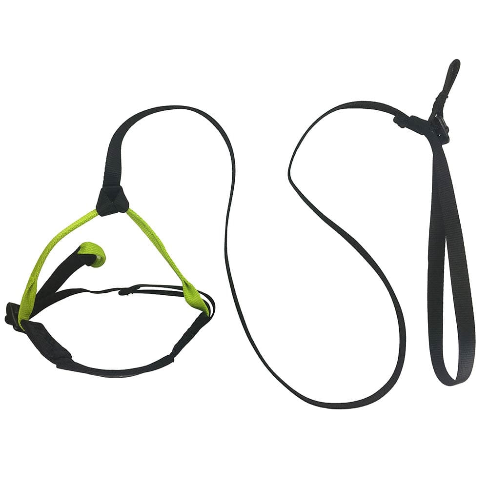 Prostep II von Edelrid, ein schwarzes und gelbes Klettersteigset mit Gurt, Schlaufen und Karabiner, liegend auf weißem Hintergrund