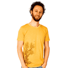 Olive Tree T-Shirt, gelbes T-Shirt mit rundem Ausschnitt, bedruckt mit einem braunen Olivenbaum, getragen von einem Mann mit Bart und lockigem Haar
