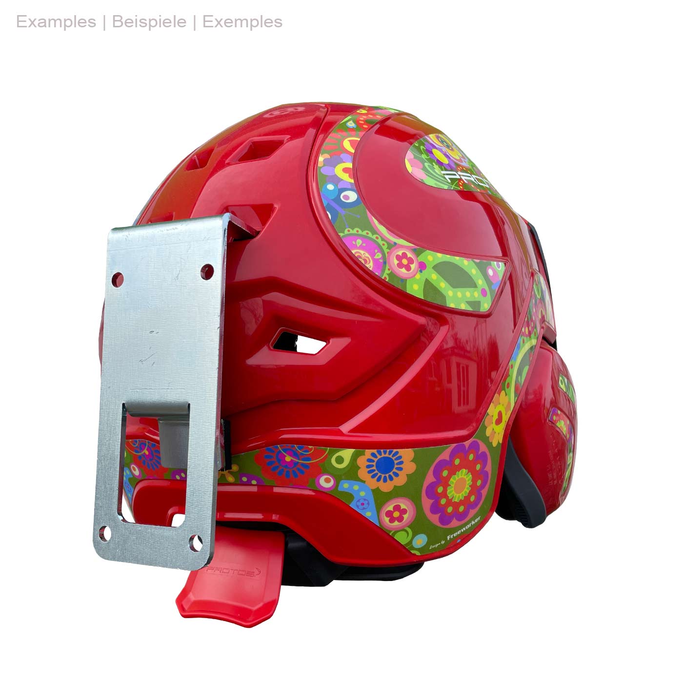 Roter PROTOS® Helm mit buntem Blumenmuster und montierter silberner PROTOS® Wandhalterung, Rückansicht