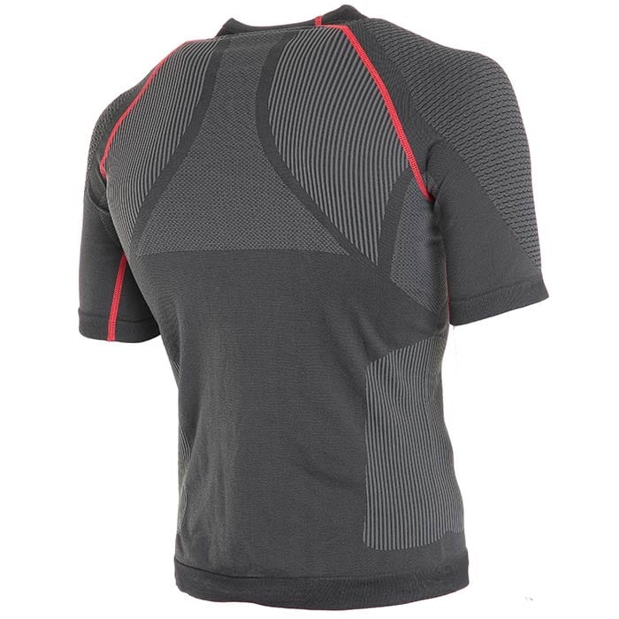 Climb Tech Base Layer Shirt von Arbpro, Rückseite des schwarzen kurzärmligen Shirts mit grauen und roten Details ohne sichtbares Logo