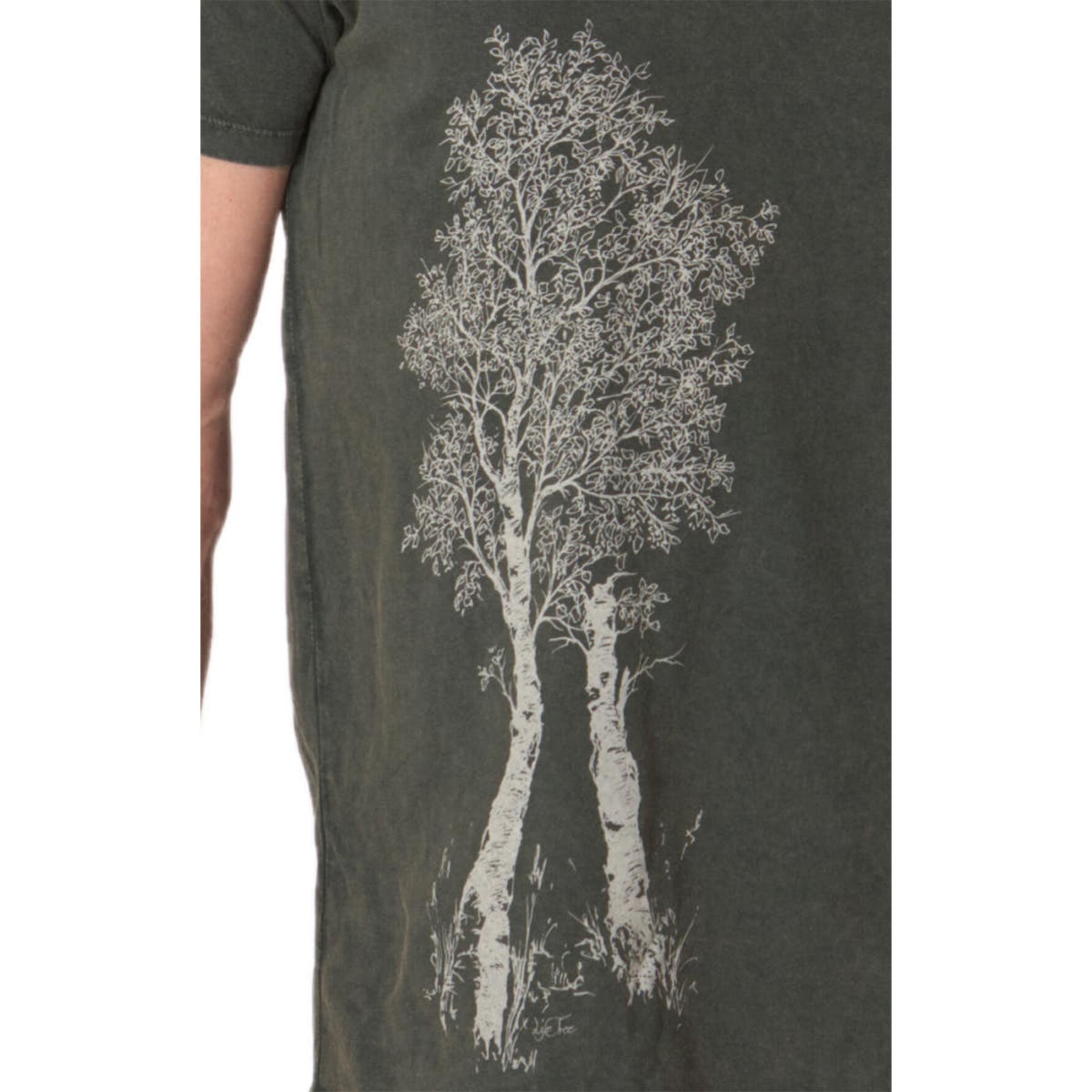 Detailansicht des weißen Baum-Motivs auf dem olivgrünen Birch Tree T-Shirt