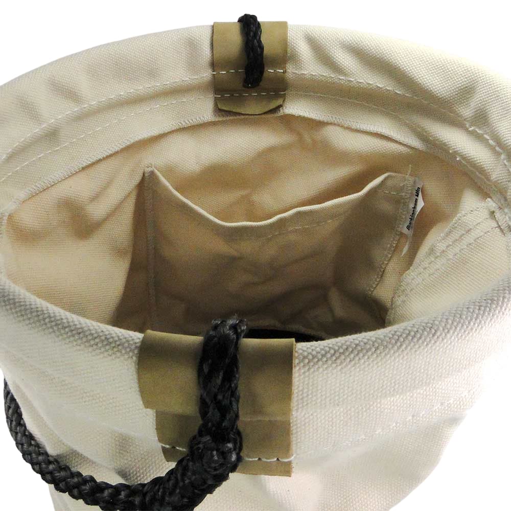 Material Bucket, Innenansicht des weißen Stoffbehälters mit kleinem Fach und schwarzem Griffverschluss