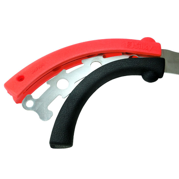Nahaufnahme des roten und schwarzen Griffs der Tsurugi Curve 330-7.5 Handsäge von Silky mit sichtbarer Metallbefestigung