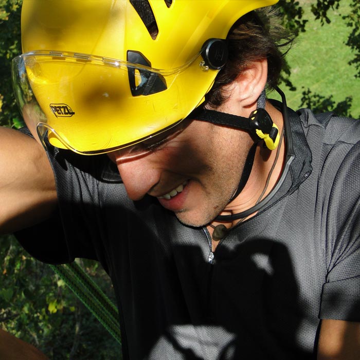Mann mit gelbem Petzl Helm und grauem Shirt trägt transparente Schutzbrille Vizir Shadow