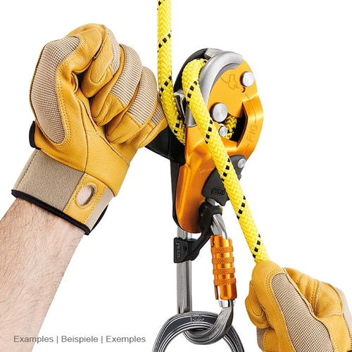 RIG von Petzl, Handschuhe halten gelbes Seil, Sicherungsgerät mit Karabinerhaken und Metallbügel