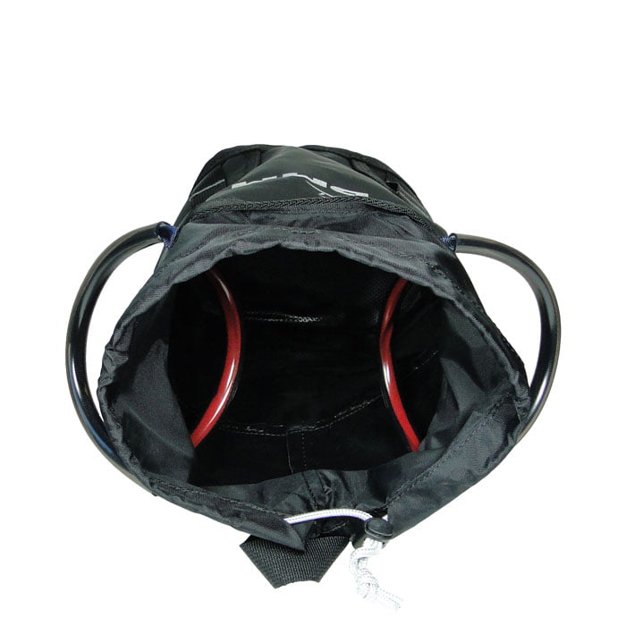 DMM Tool Bag 4, Blick in den geöffneten schwarzen Werkzeugbeutel mit rotem Innenrahmen, zwei Metallösen an den Seiten und Kordelzugverschluss