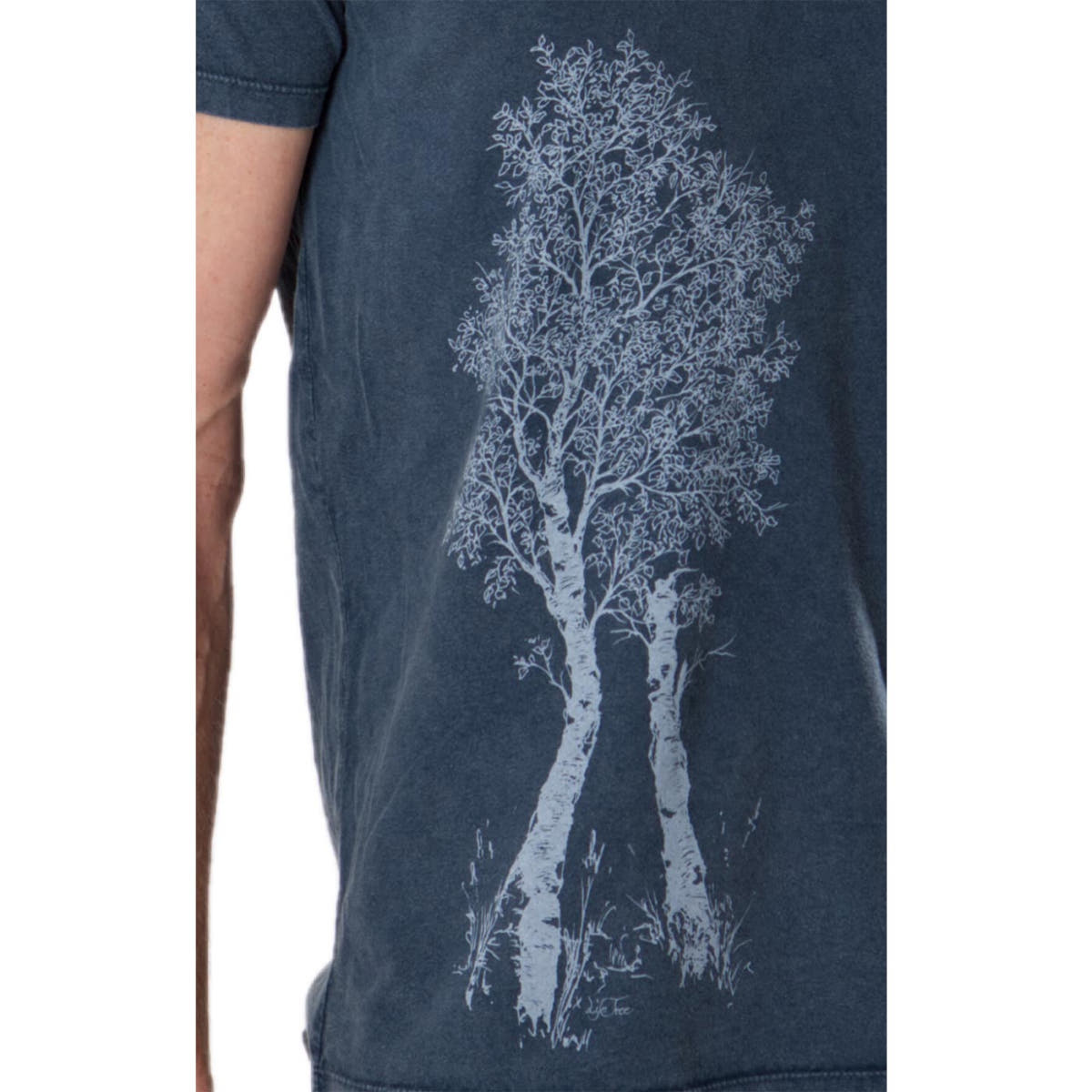 Detailansicht des weißen Baum-Motivs auf dem dunkelblauen Birch Tree T-Shirt
