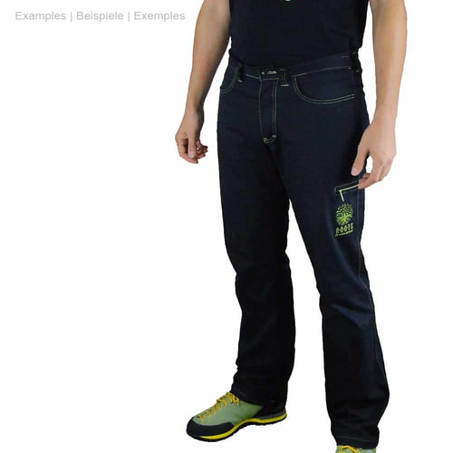 Roots Pure Outdoorhose in Schwarz wird von einer Person getragen, sichtbar sind Beine, Hüfte und Hände, grüne Naht und grüne Stickerei eines Baums mit Schriftzug "ROOTS freeworker" auf dem Hosenbein