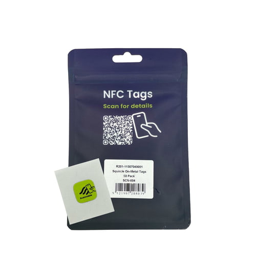 Rückseite der blauen Verpackung mit Aufschrift "NFC Tags Scan for details", QR-Code, Barcode und einem einzelnen grünen On-Metal Sticker NFC Tag von Scannable