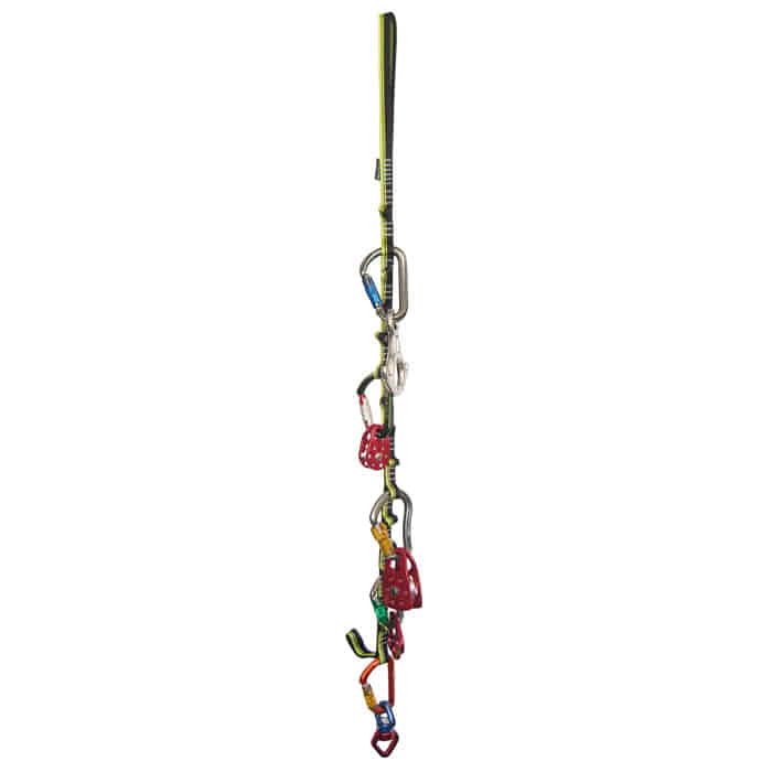 Daisy Chain, schwarzes und gelb gestreiftes Band mit mehreren Schlaufen, an dem verschiedene bunte Karabiner und Umlenkrollen befestigt sind, Produktname sichtbar