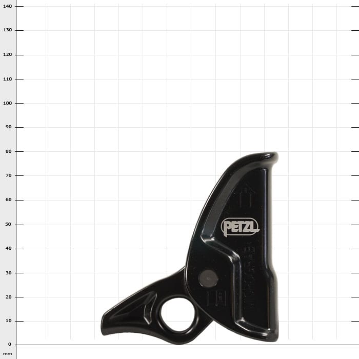 Micrograb von Petzl, schwarzes Klettergerät mit rundem Griff und Pfeil nach oben auf weißem Rasterhintergrund