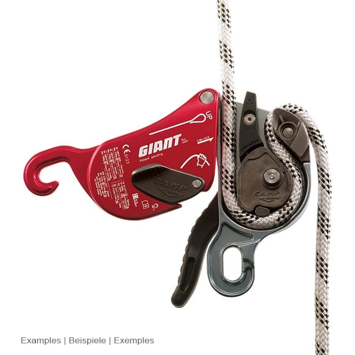 Zwei Klettergeräte Giant von CAMP, eines in Rot und eines in Grau mit schwarzem Hebel, das graue Gerät hat ein weiß-schwarzes Seil eingefädelt