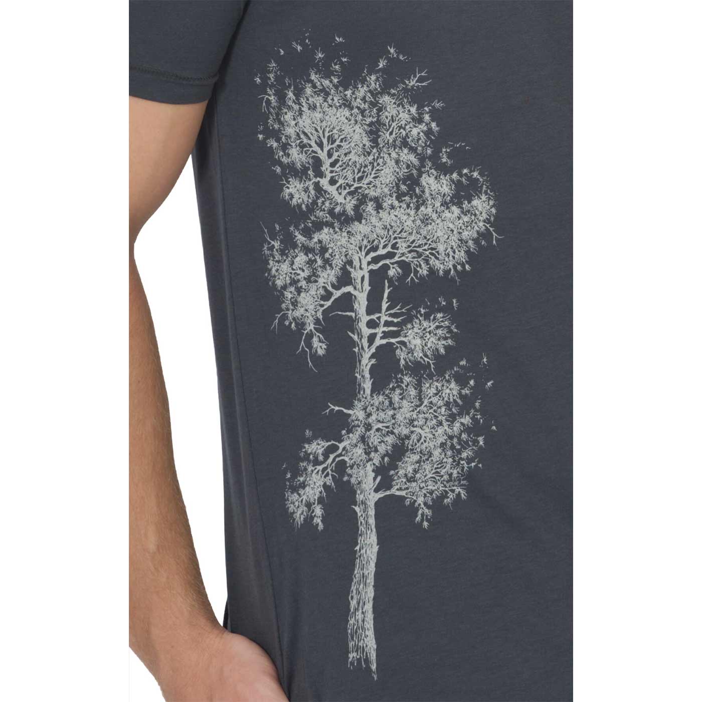 Nahaufnahme des weißen Baumdrucks auf dem dunkelgrauen Pine Tree T-Shirt.