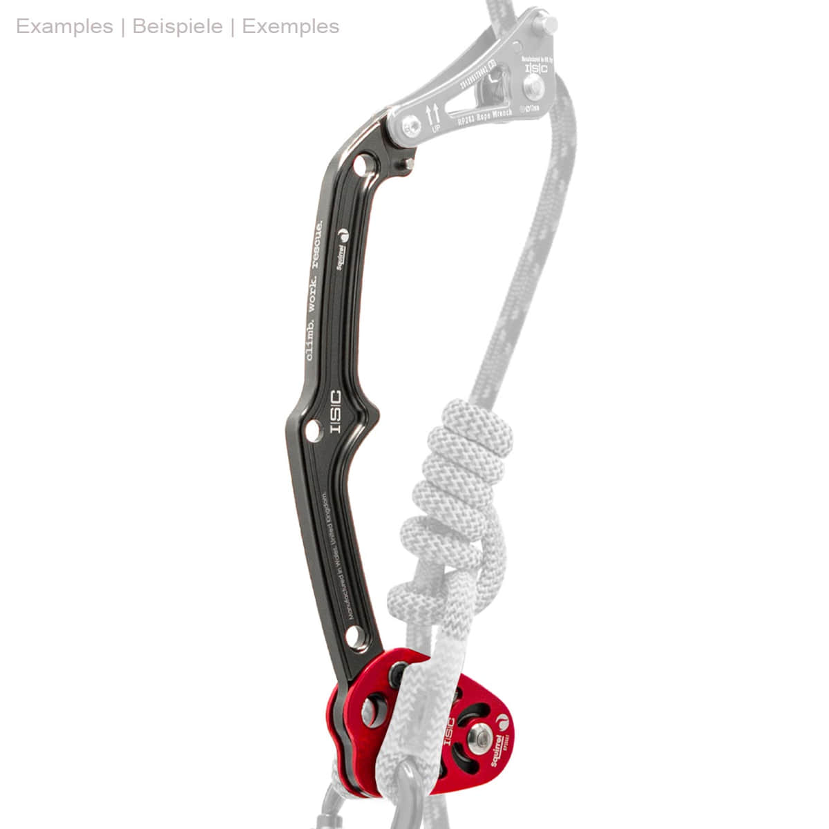 Squirrel Tether, Klettergerät mit schwarzem Metallarm und rotem Aluminiumblock, an dem ein graues Seil mit Knoten befestigt ist, Teile des Seils und weitere Ausrüstung sind ausgeblendet.