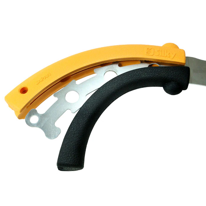 Nahaufnahme des gelben und schwarzen Griffs der Tsurugi Curve 270-10 Handsäge mit teilweise sichtbarem Metallblatt