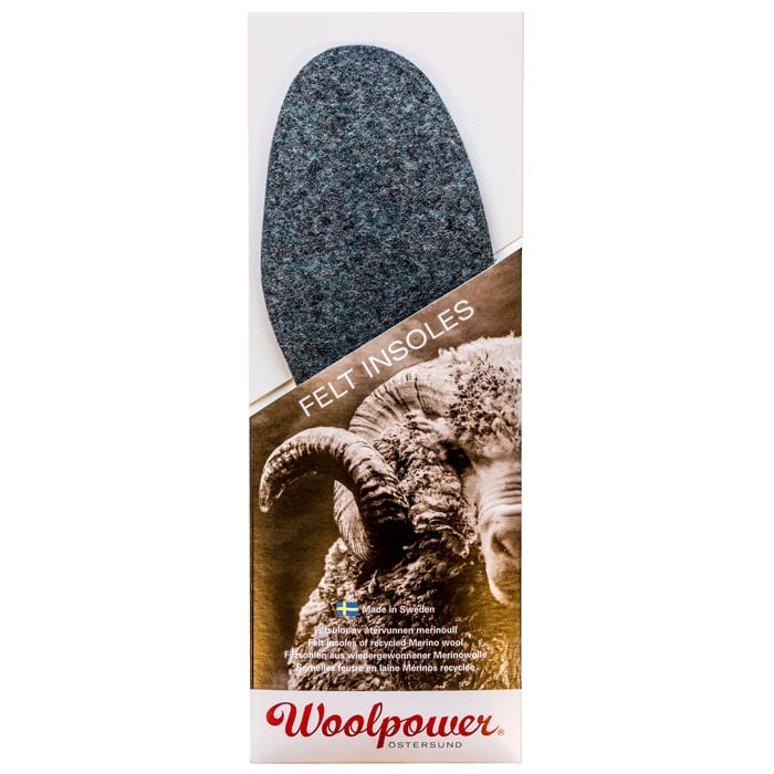 Felt Insoles von Woolpower, graue Filzeinlage mit Verpackung, die ein Schaf zeigt und den Schriftzug "Woolpower Östersund"